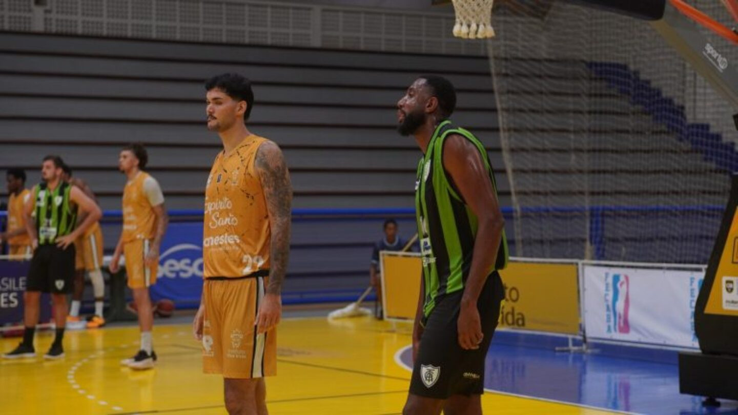 Felipe (camisa verde e preta) foi o destaque do jogo. - Foto: Ton Assis