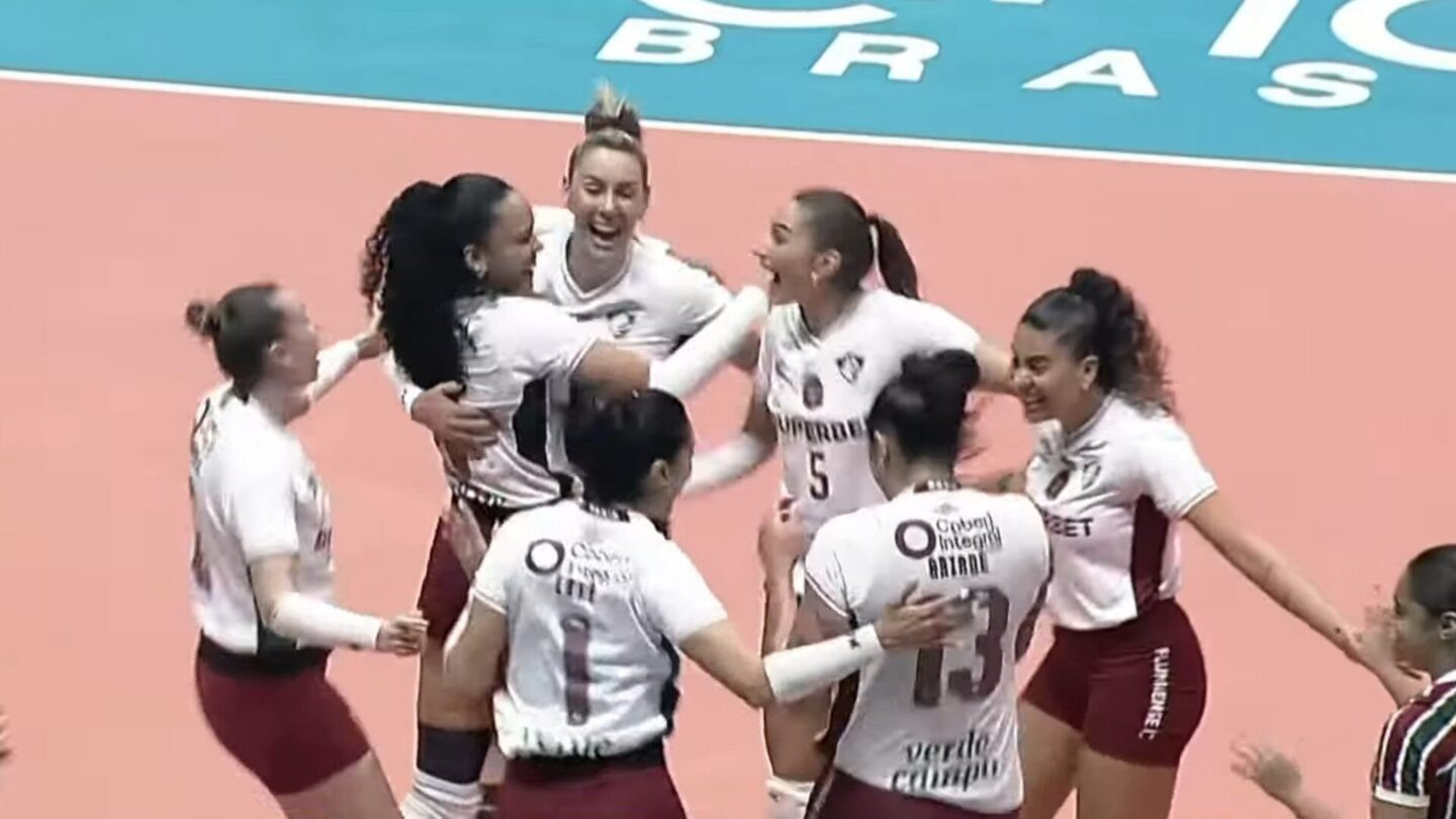 Fluminense comemorando vitória sobre o Sesi Bauru por 3 a 0 na Superliga Feminina