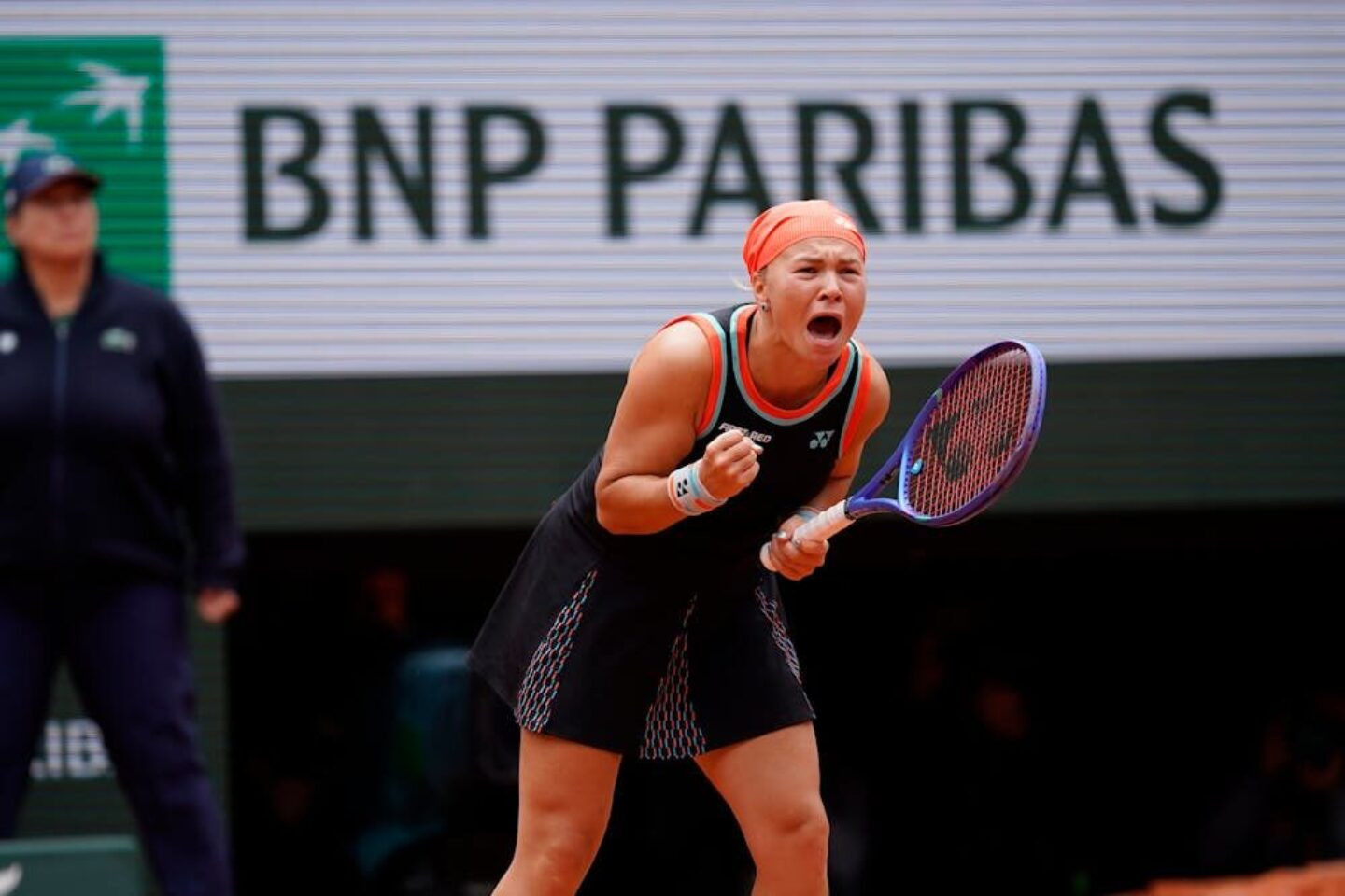 Diana Shnaider em partida de Roland Garros 2026