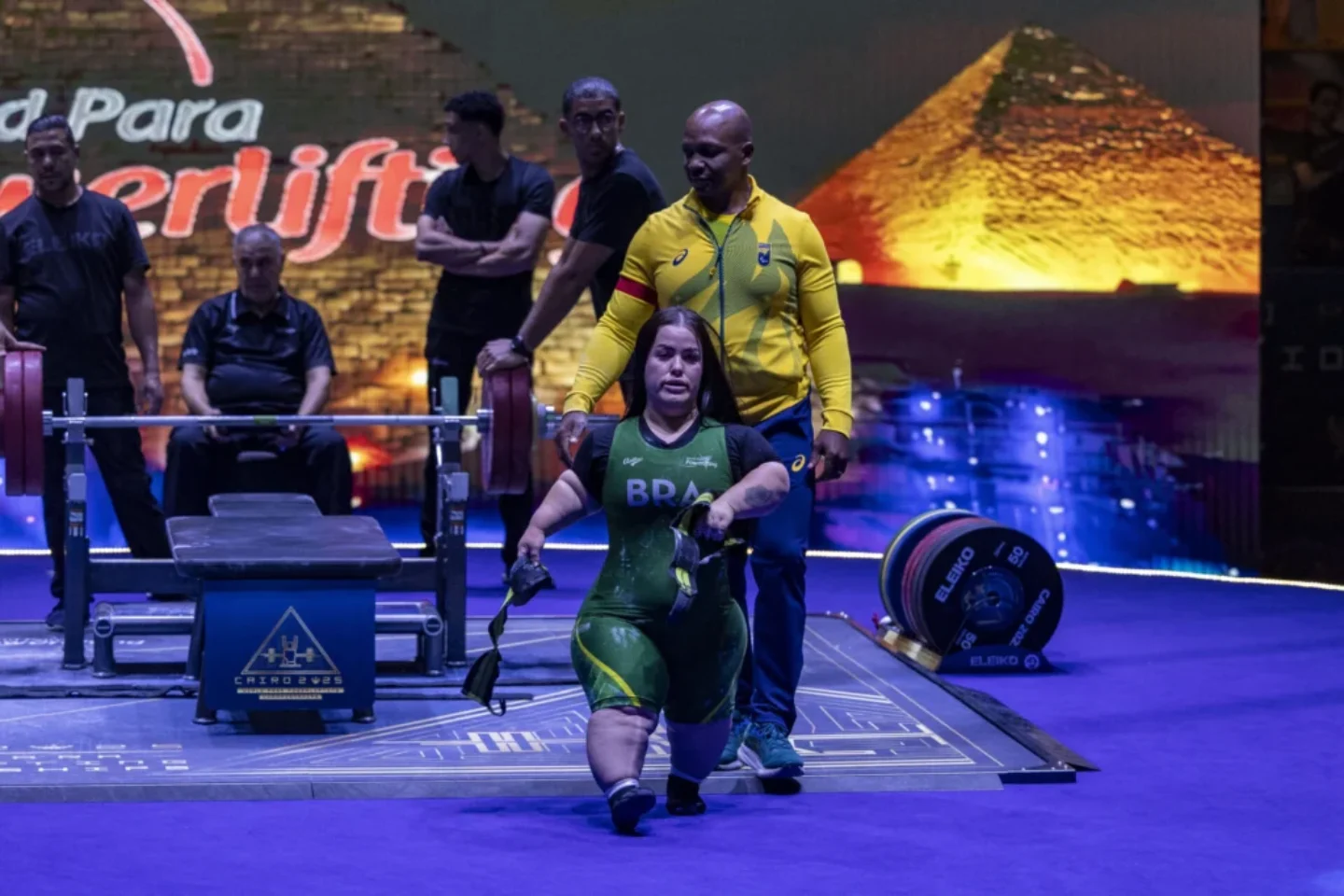 A paulista Mariana D’Andrea e seu treinador, Val Machado, no Mundial de halterofilismo do Egito | Foto: Alessandra Cabral/CPB