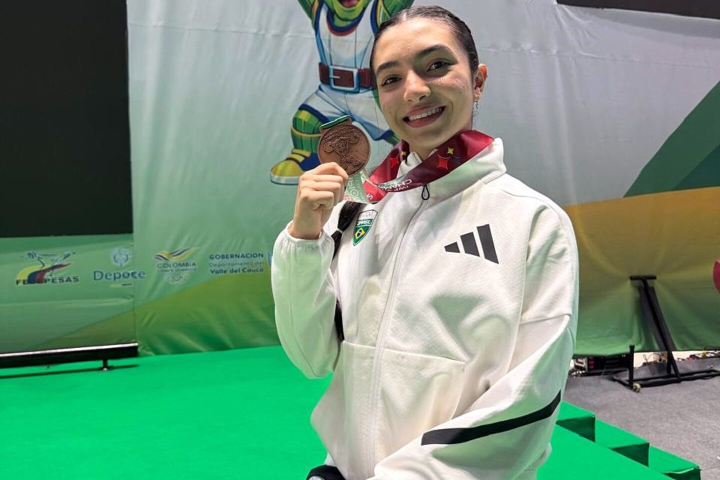 Emily Kuster – Levantamento de Pesos Emily Kuster exibe a medalha conquistada em Cali - Foto: Divulgação CBLP
