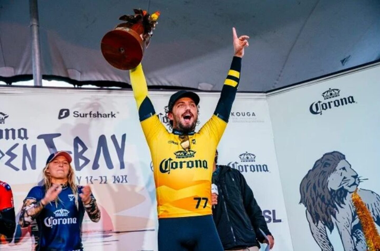 Filipe Toledo é tricampeão da etapa de J-Bay