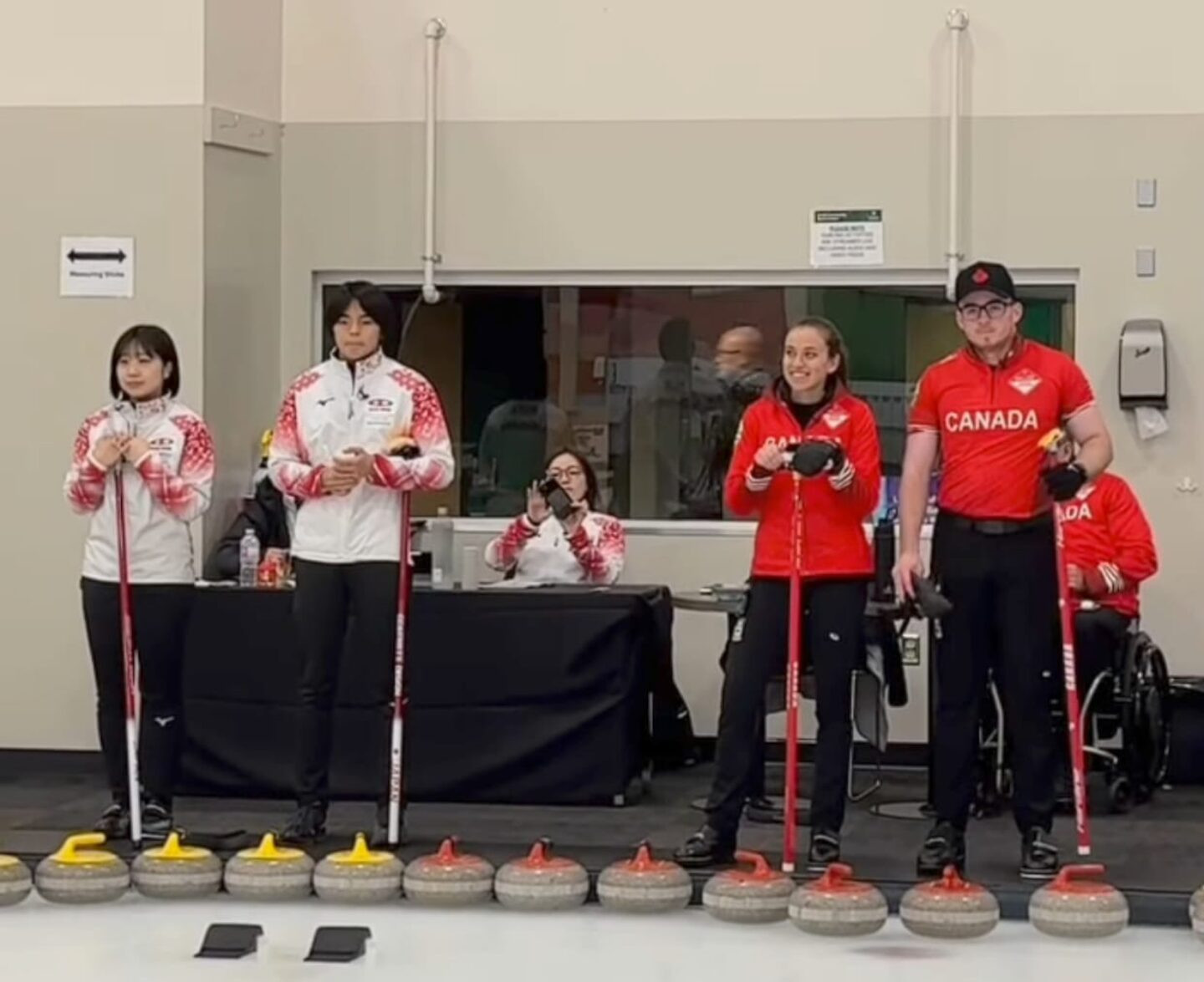 Curling Yuina Miura e Kaito Fujii (à esquerda) venceram Brooklyn Ideson e Owen Henry (à direita) / Reprodução: Instagram