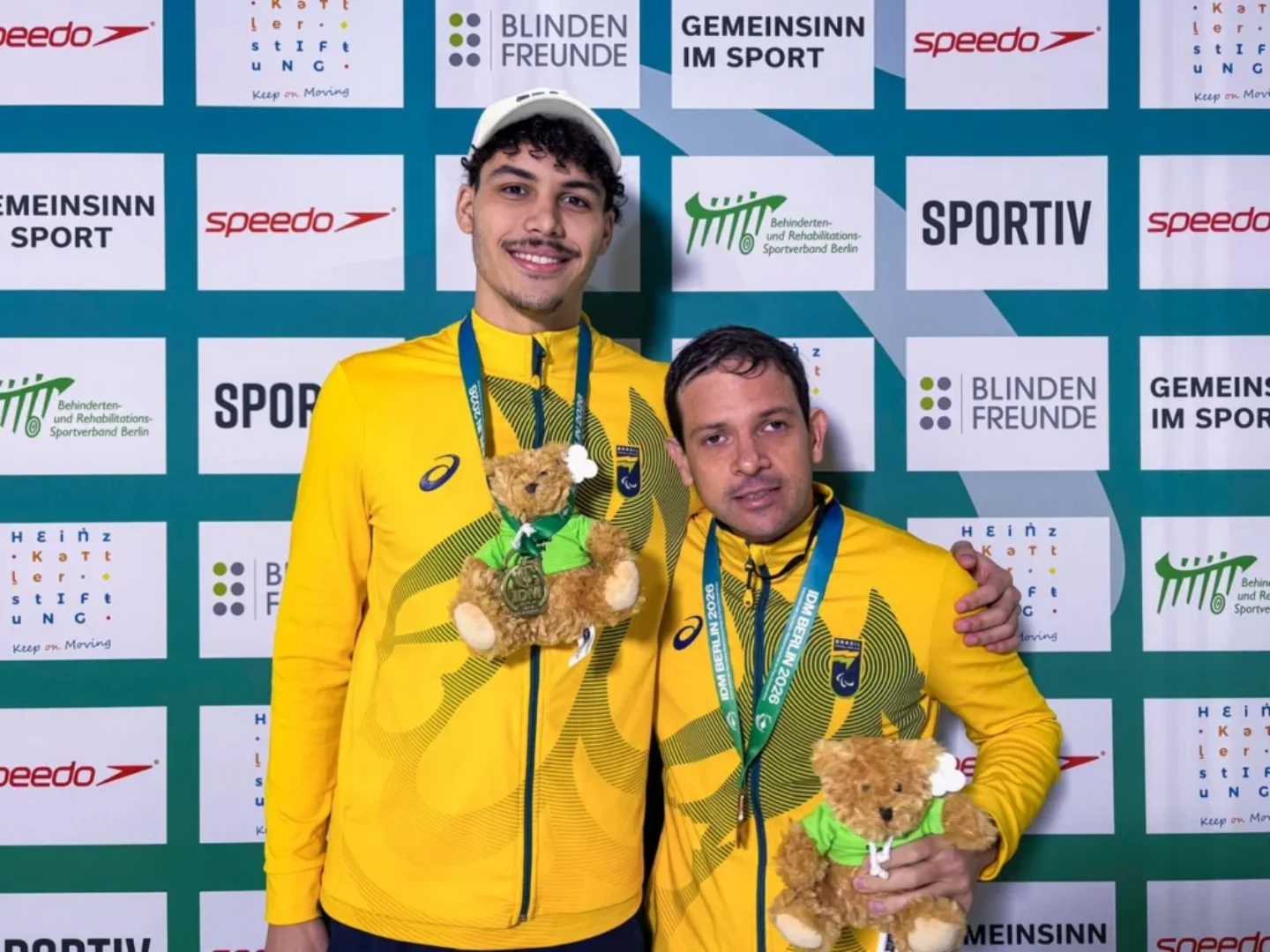 Os nadadores Arthur Xavier (à esq.) e Thomaz Matera com medalhas obtidas em Berlim | Foto: Giovanna chencci/CPB