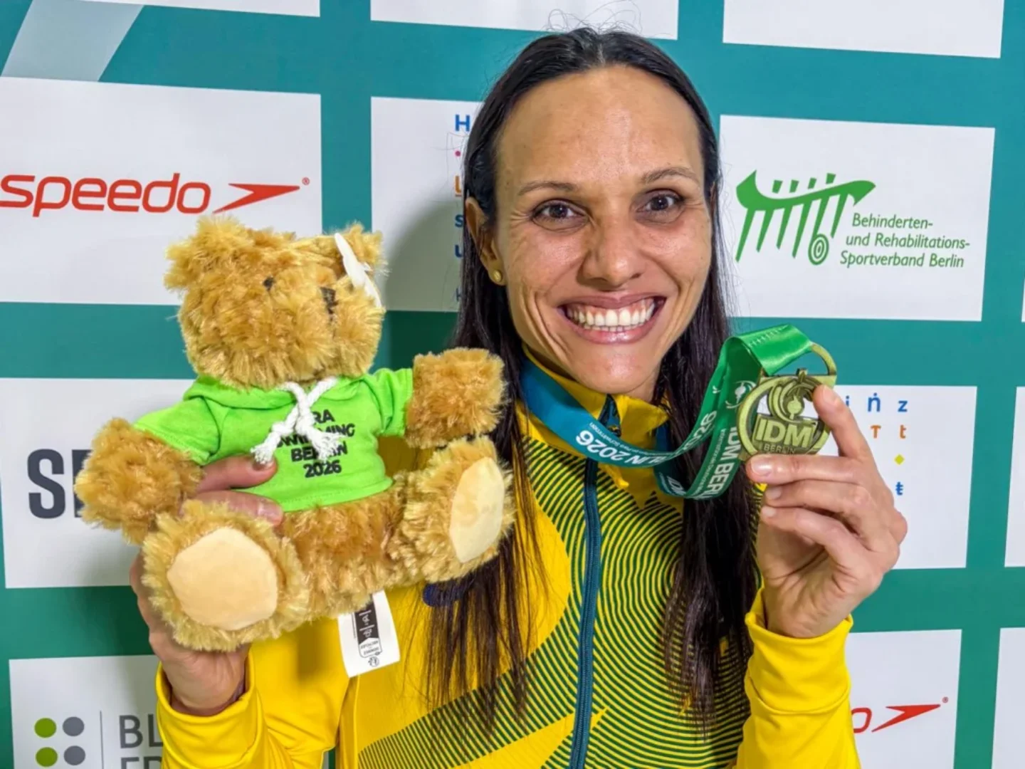 A nadadora Carol Santiago com medalha conquistada em Berlim | Foto: Giovanna Chencci/CPB