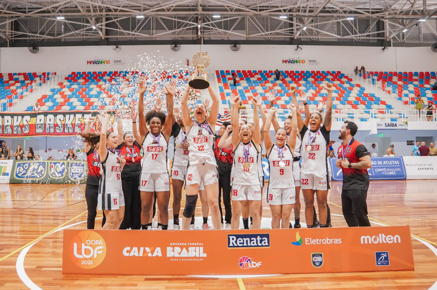 Capitã Açine Moura levanta a taça da COPA LBF junto de suas companheira de equipe do Sesi Araraquara