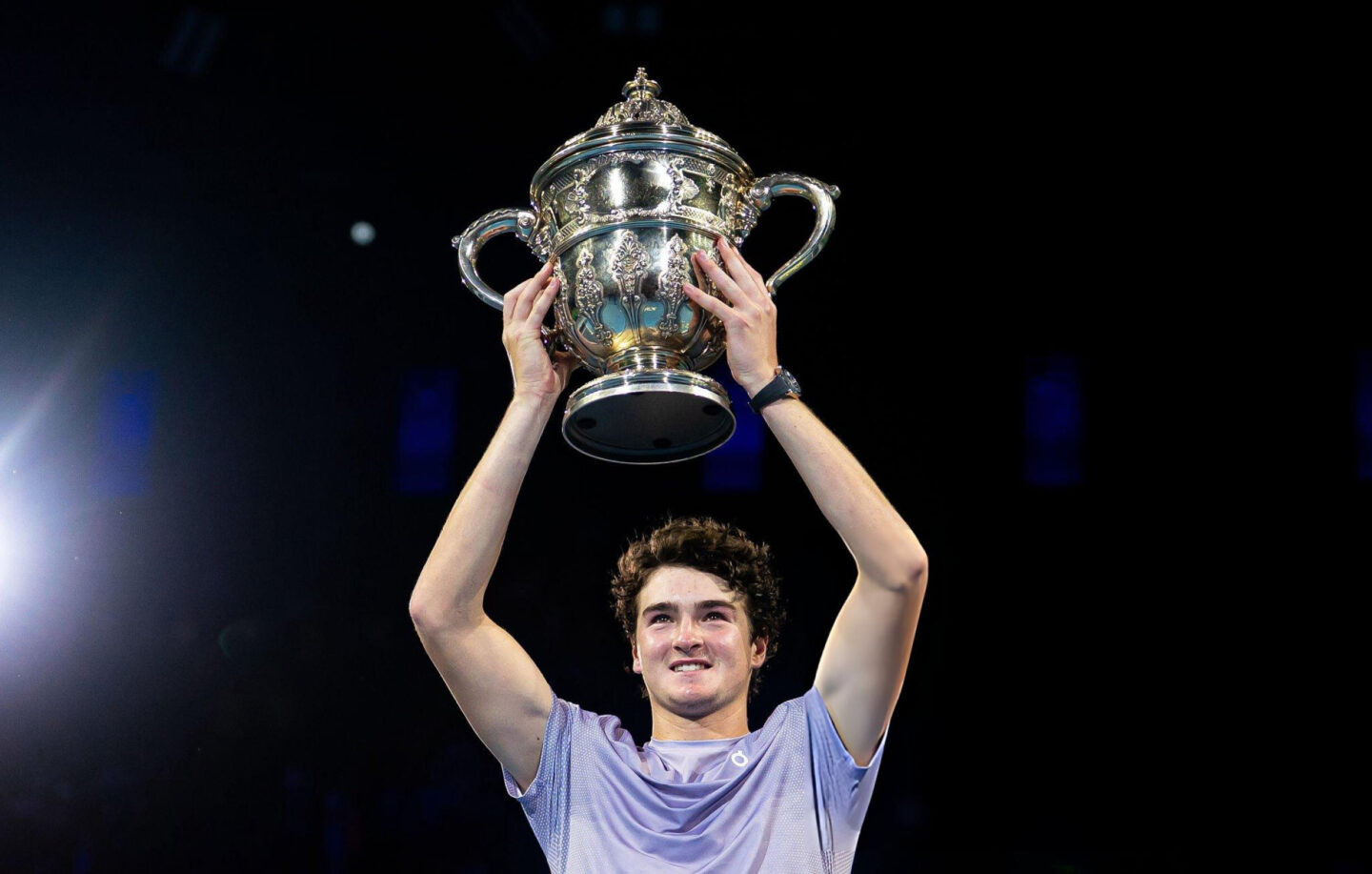 João com o troféu do ATP 500 de Basel. Foto: Divulgação/ATP.