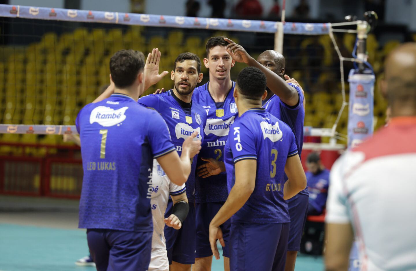 Minastenistas comemoram ponto na vitória que garantiu a equipe na final do Mineiro. - Foto: Gil Leonardi / FMV / Divulgação