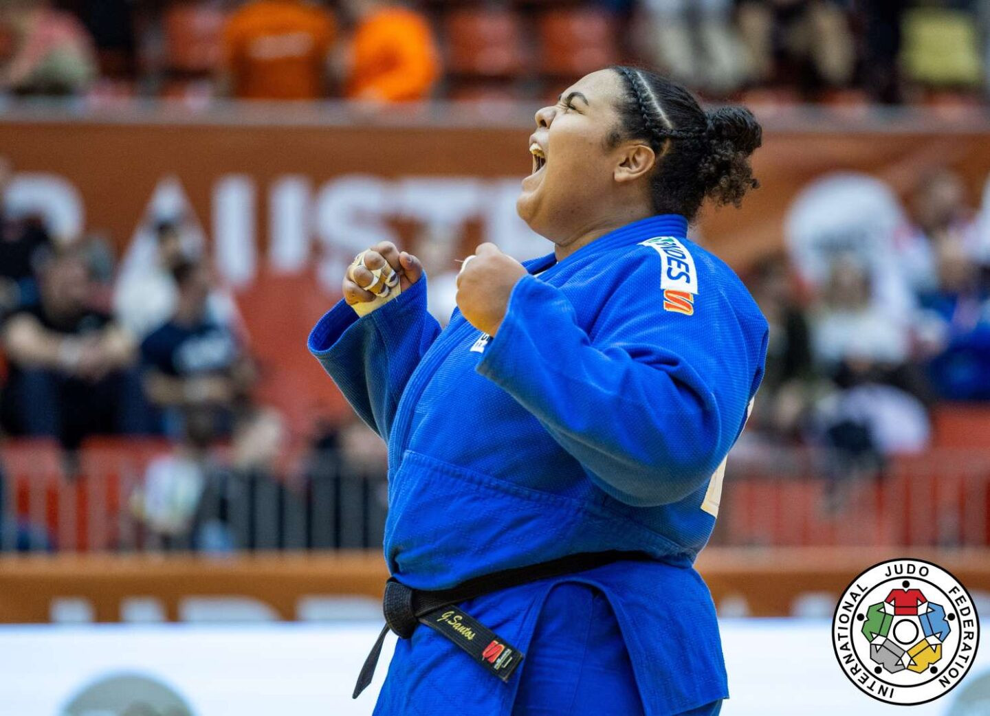 Giovanna comemora vitória na semifinal. - Foto: Gabriela Sabau / IJF