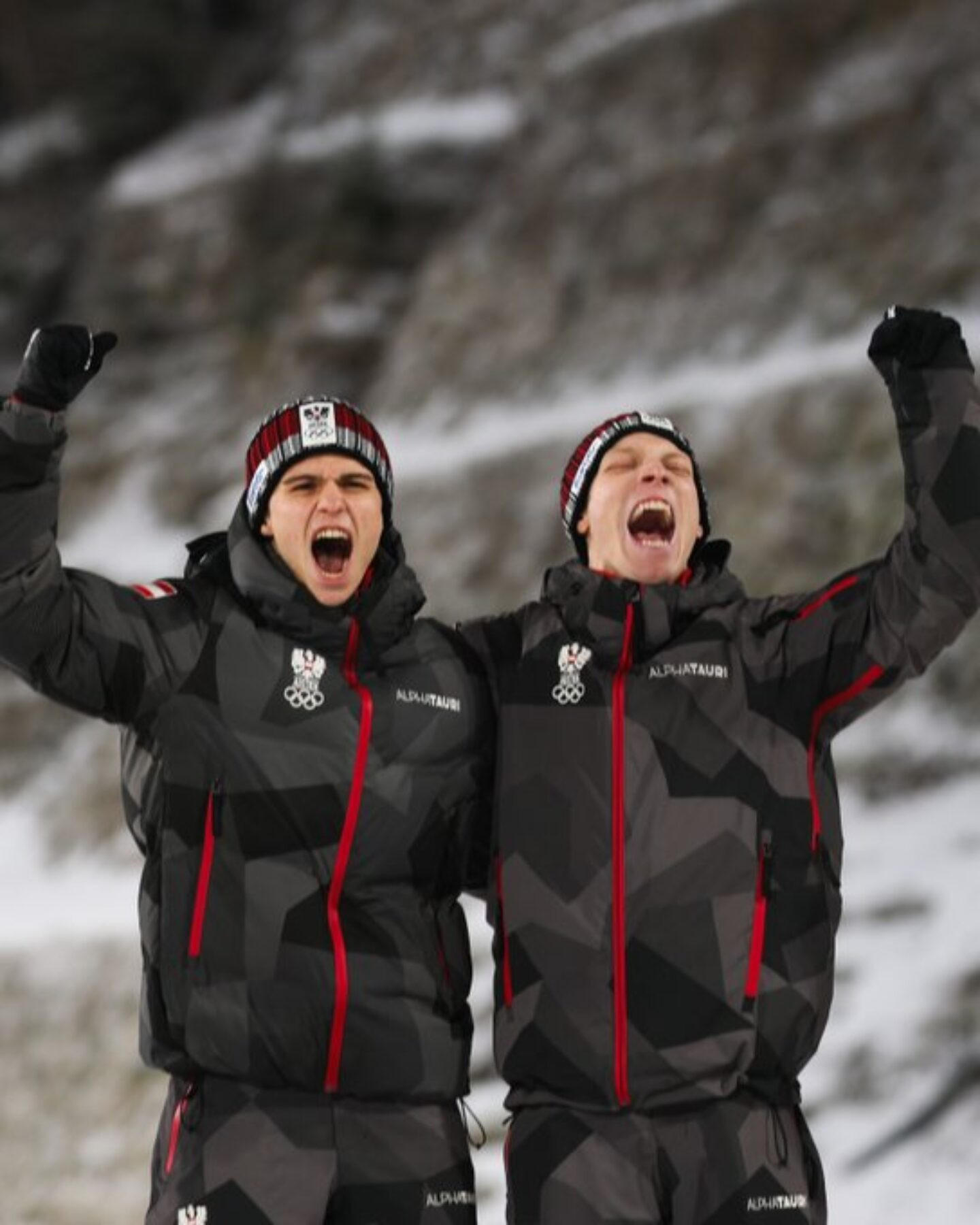 austria-ouro-salto-de-esqui-jogos-olimpicos-milano-cortina-2026 Áustria conquista o ouro após encerramento antecipado da final da super equipe masculina no salto de esqui