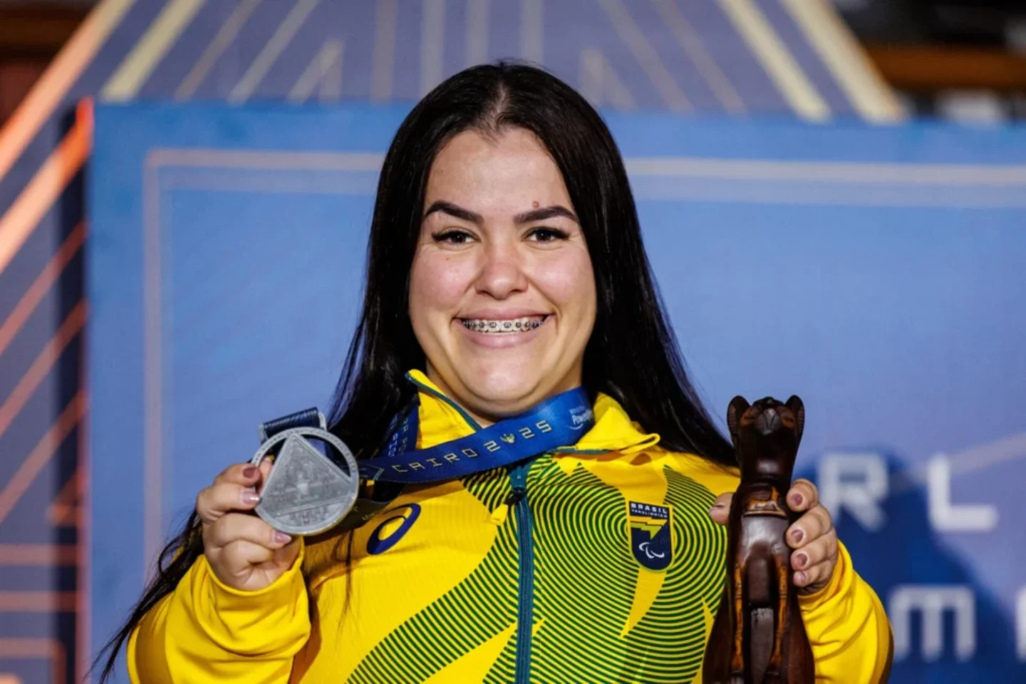 Mariana D’Andrea exibe medalha de prata em pódio do Mundial de halterofilismo em Cairo | Foto: Alessandra Cabral / CPB