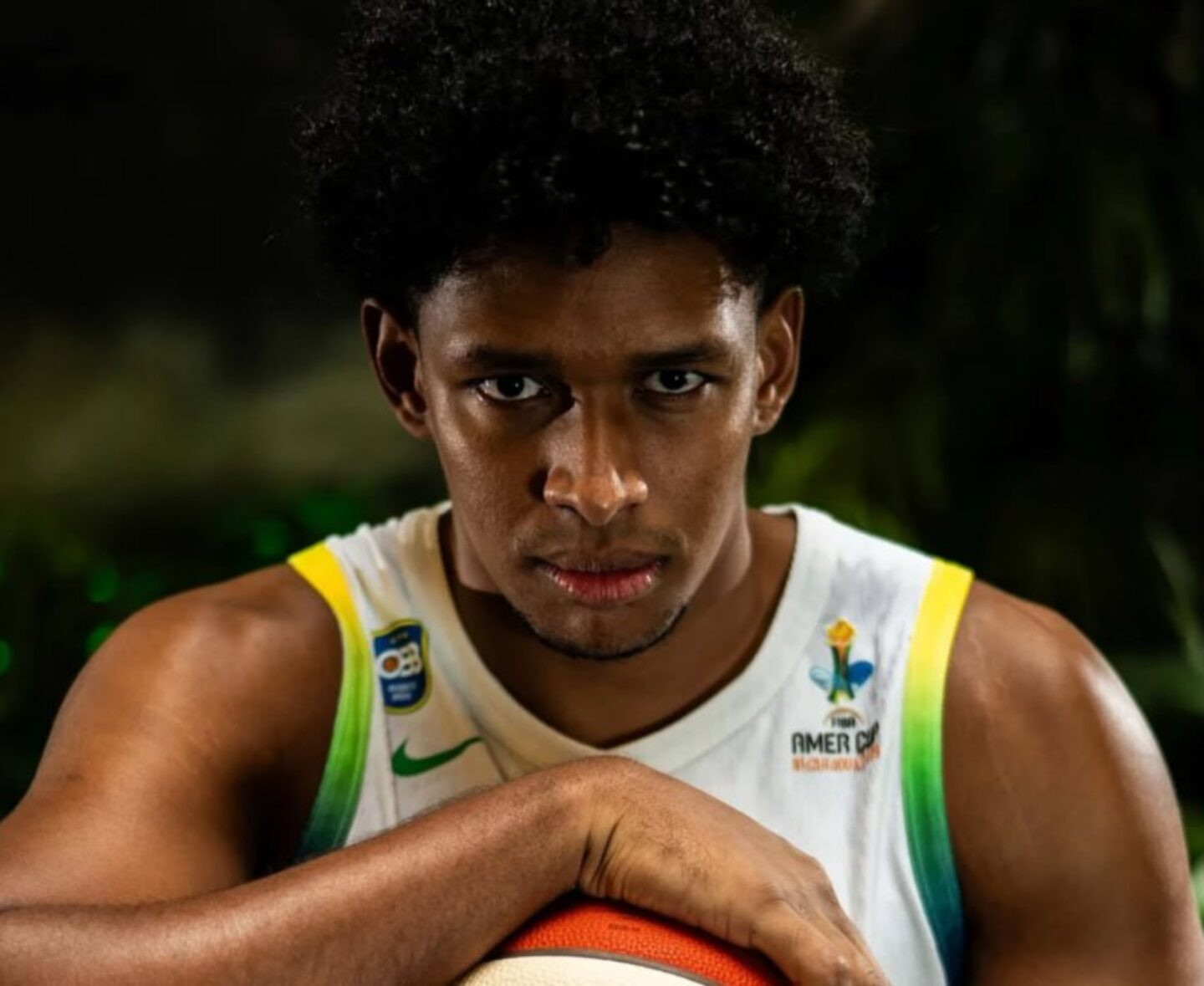 Ruan segurando a bola de basquete em close