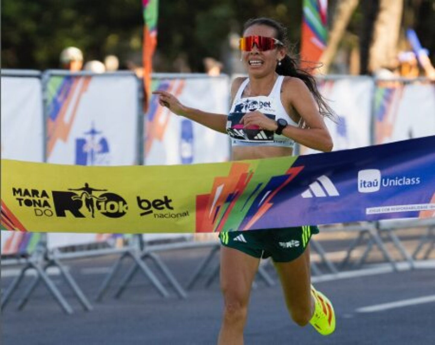 Laura Morales cruzando linha de chegada nos 10km