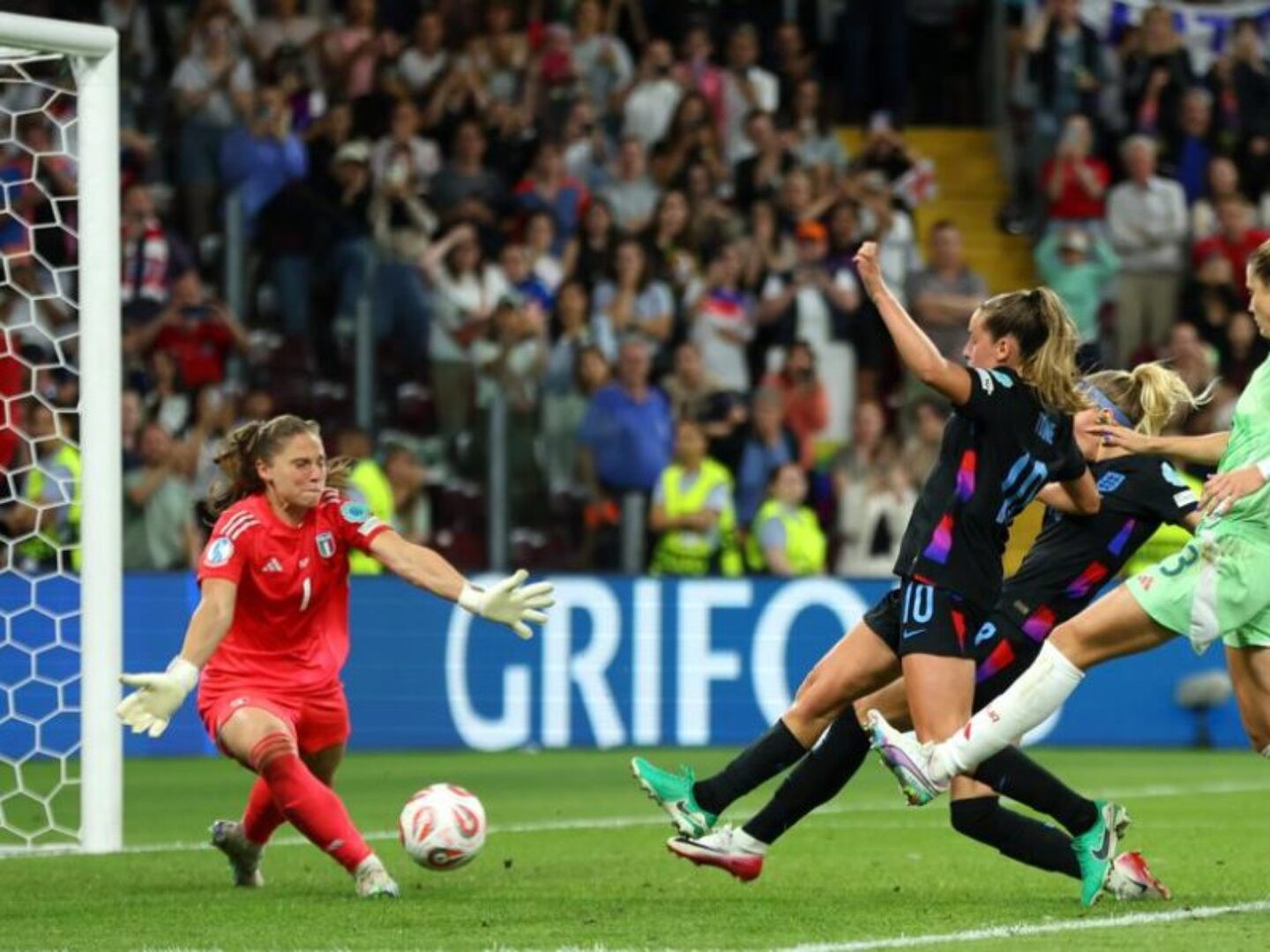 Kelly no rebote do pênalti (Foto: UEFA)
