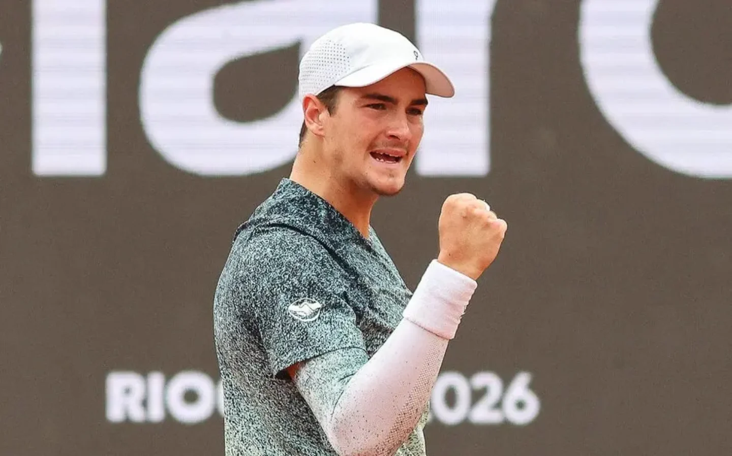 João Fonseca cerra o punho em comemoração