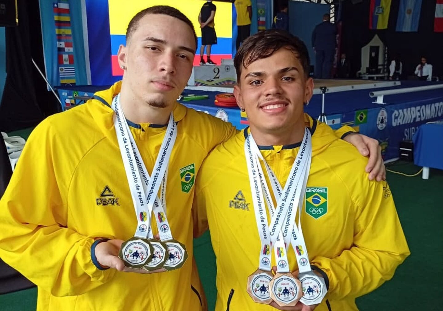 Brasileiros exibem medalhas conquistadas.