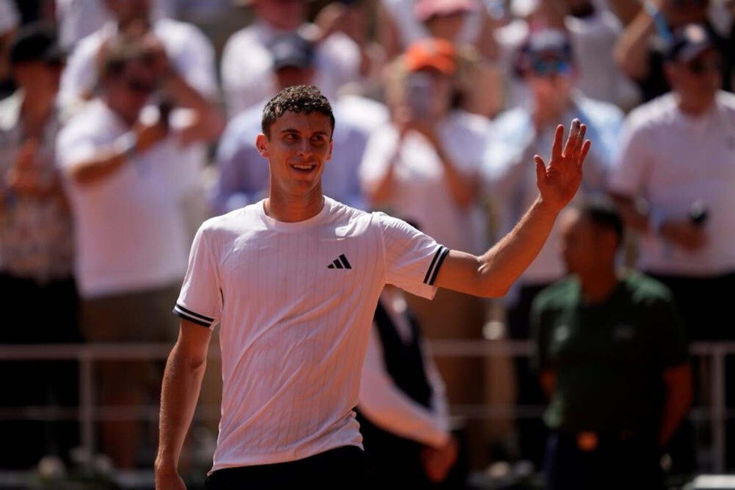 Juan Manuel Cerundolo em partida de Roland Garros 2026 Juan Manuel Cerundolo em partida de Roland Garros 2026