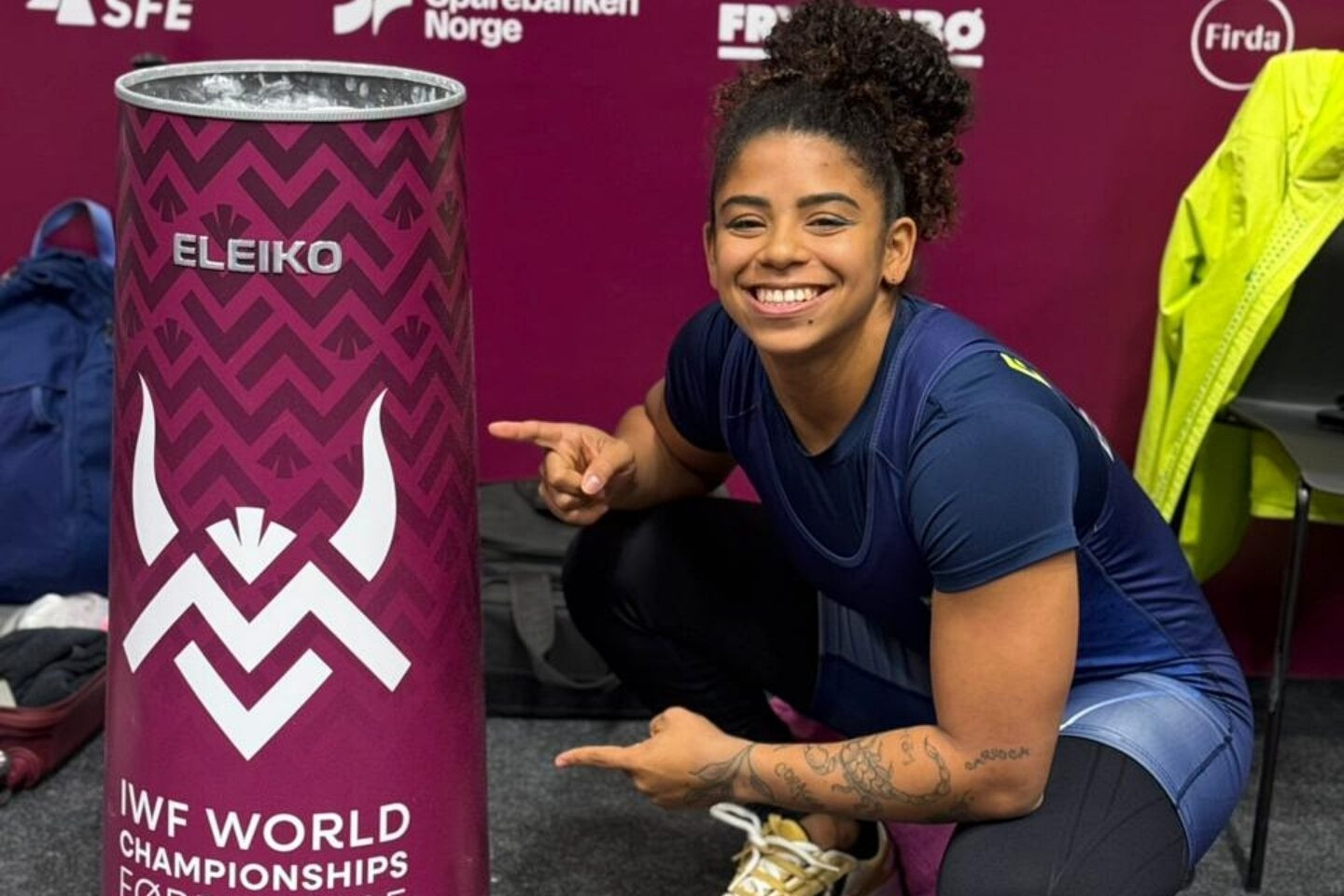 Laura posa agachada sorridente