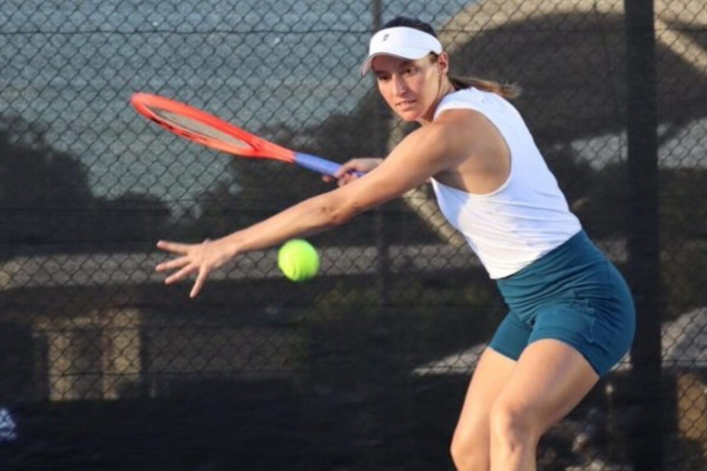 Luísa Stefani se preparando para o backhand