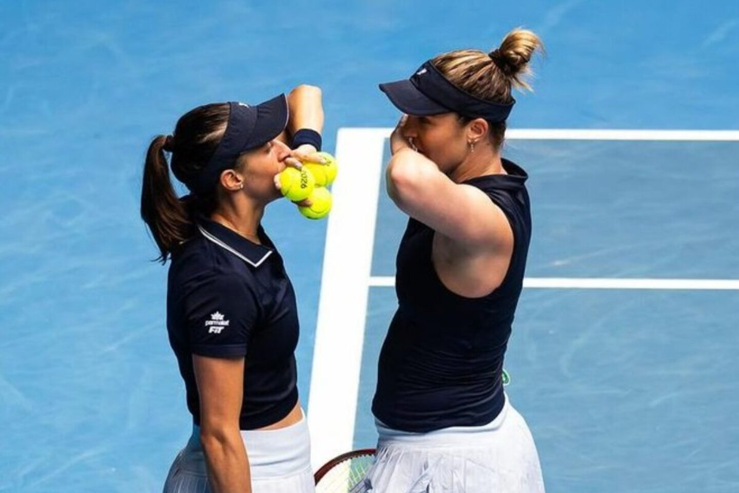 Luisa Stefani em ação pelas quartas de final do WTA 1000 de Doha nas duplas