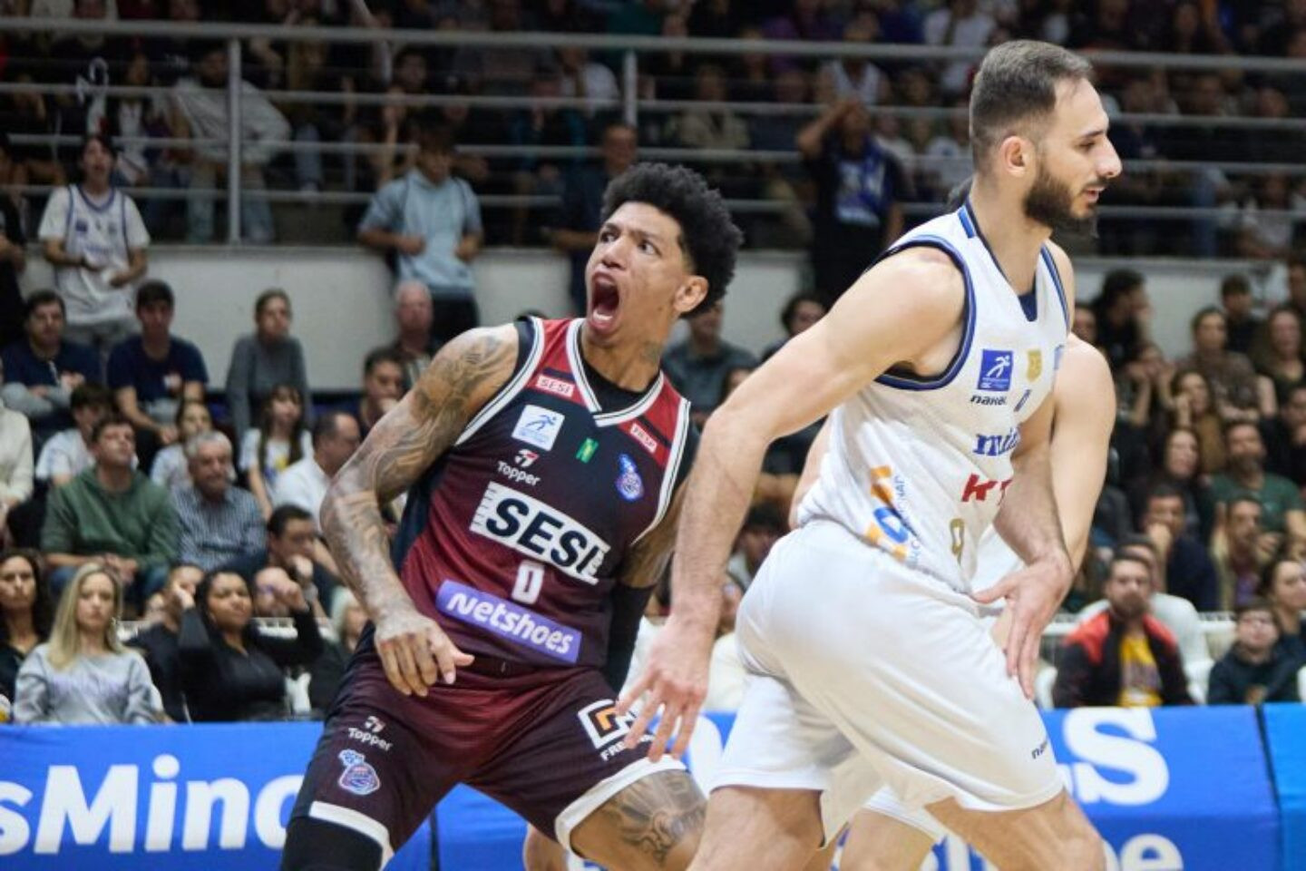 Jogador do Franca vibra com minastenistas os lado