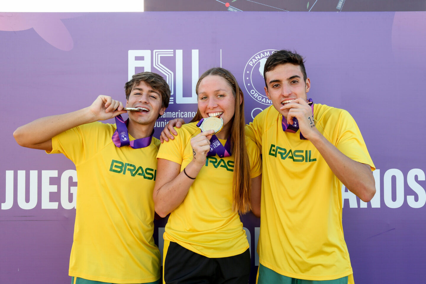 2025.08.17 - Jogos Pan-Americanos Júnior Assunção 2025 - Natação Águas Abertas - Competições de Águas Abertas na baía da cidade de Encarnación, no Paraguai. Na foto, os atletas do Time Brasil Matheus de Freitas Melecchi medalhista de prata, Cibelle Eichelberger Jungblut medalha de ouro e Leonardo Brandt de Macedo medalhista de bronze. Foto: Simone Marinho/COB