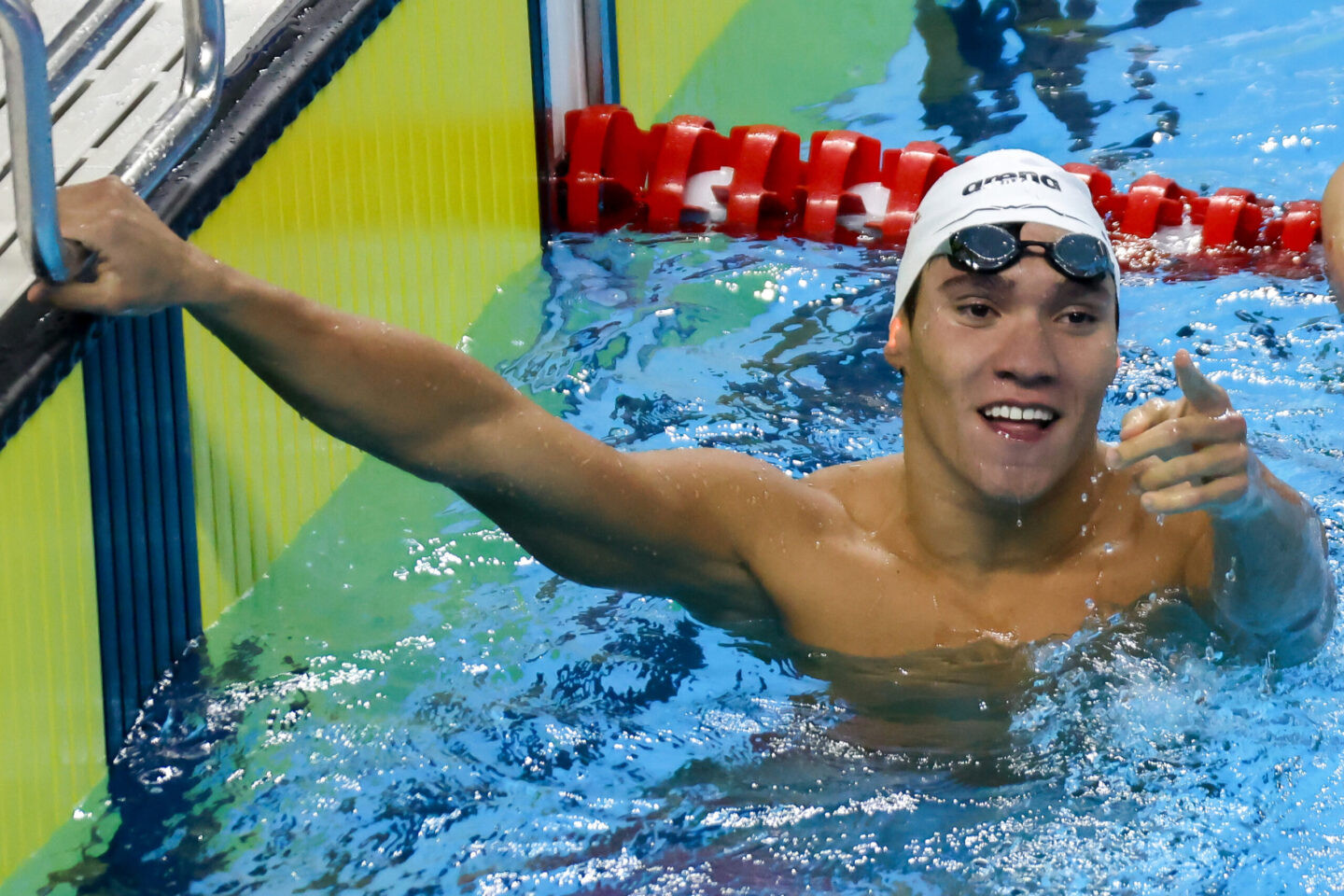 2025.08.10 - Jogos Pan-Americanos Júnior Assunção 2025 - Natação - 400m livre Masculino. Stephan Steverink celebra a conquista a medalha de ouro. Foto: Miriam Jeske/COB