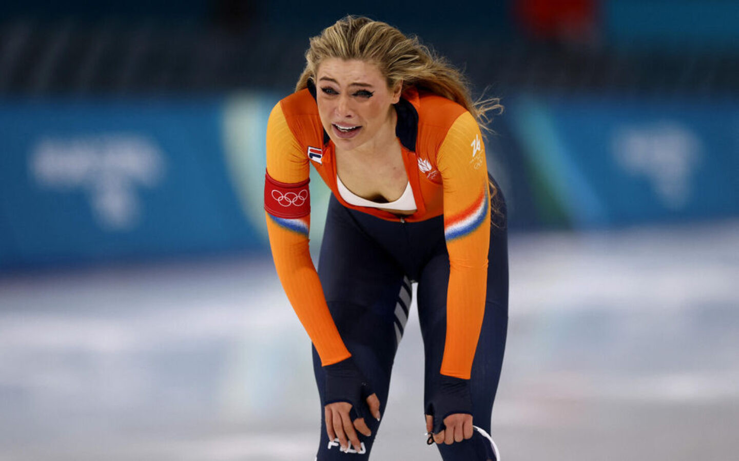 Jutta Leerdam se emocionou com a conquista do ouro em Milão-Cortina. – Foto: Yves Herman/Reuters