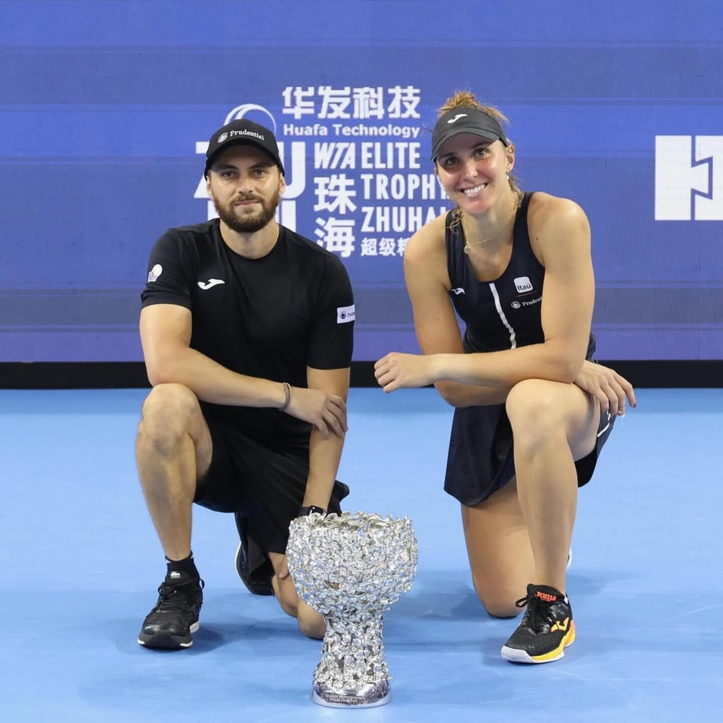 Rafael e Bia com o título do WTA Elite Trophy. Foto: Divulgação/Instagram Bia Haddad.