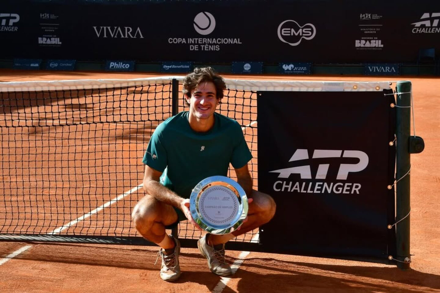 Heide com o troféu de campeão. Foto: Instagram Gustavo Heide.