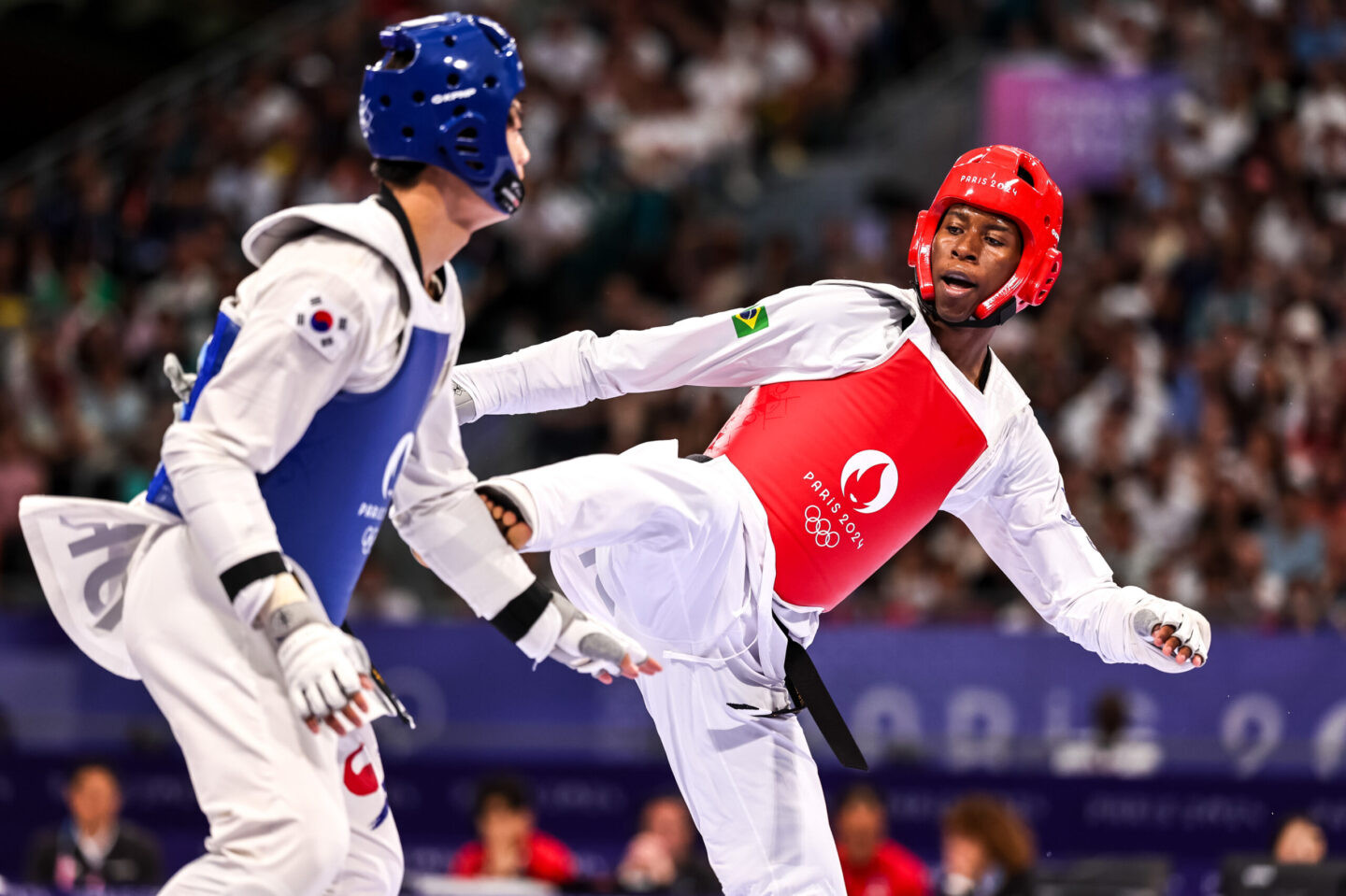2024.08.09 - Jogos Olímpicos Paris 2024- Taekwondo masculino - Henrique Marques (de vermelho) enfrenta Seo Geon-woo, da Coréia do Sul, nas quartas de final da categoria até 80kg. Foto: Miriam Jeske/COB