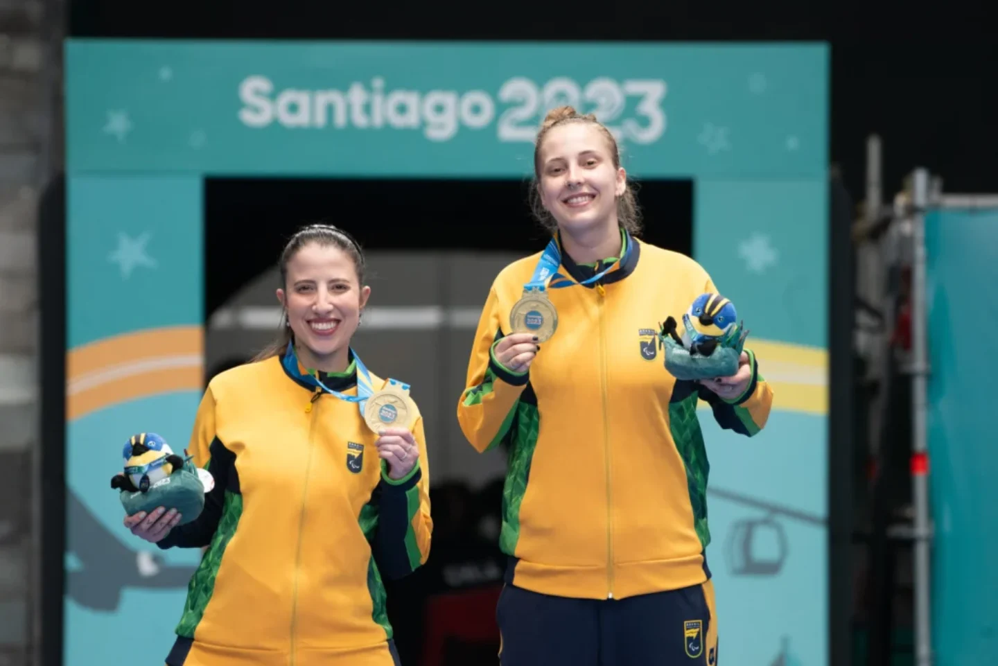 Jennyfer Parinos e Danielle Rauen na premiação do Parapan de Santiago 2023 na classe WD14-20 dupla feminina | Foto: Saulo Cruz/CPB