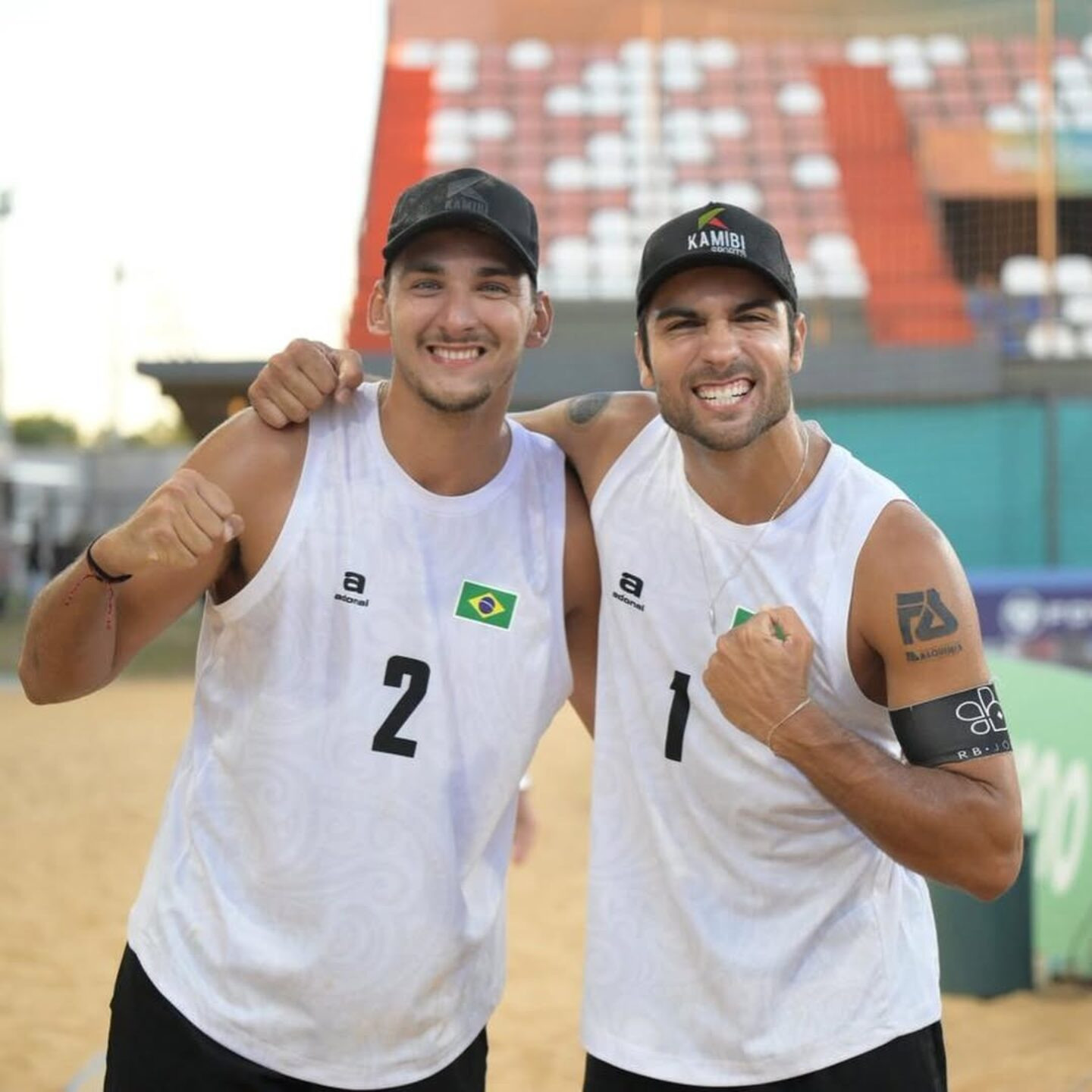 Vinicius e Heitor posam para foto.