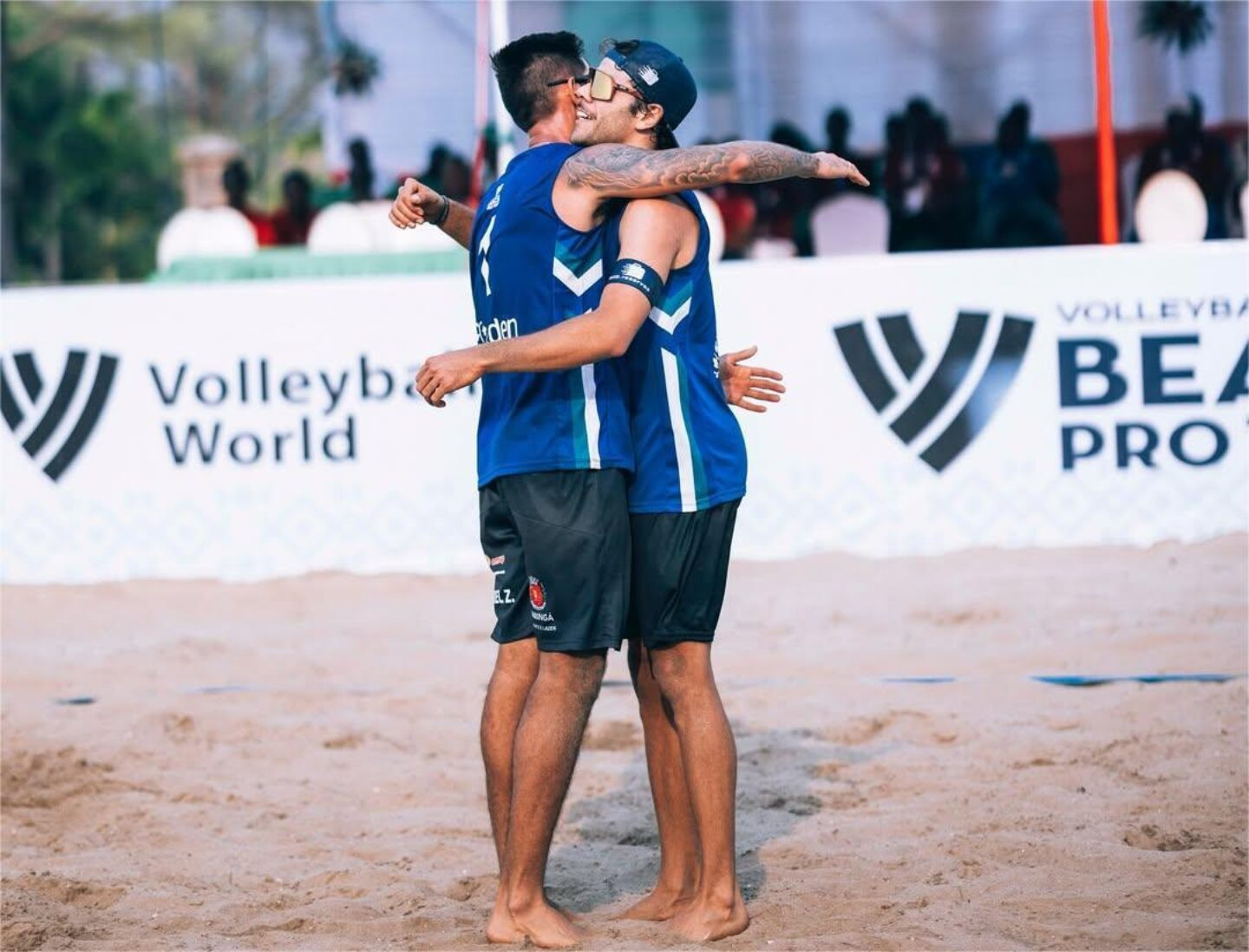 Campeões Gabriel Zuliani e Nicolas se abraçam. - Reprodução: Confederação Africana de Vôlei (CAVB)
