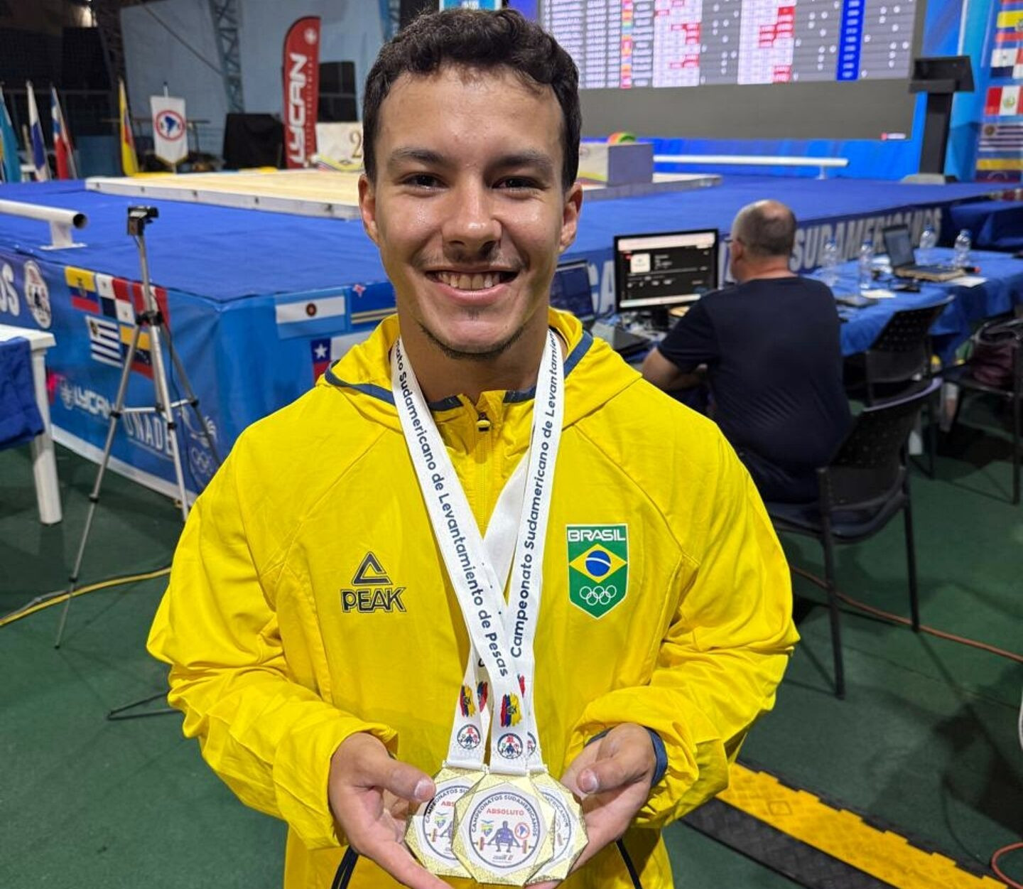 Thiago Félix exibe as três medalhas conquistadas no Equador. Foto: Acervo pessoal / Reprodução CBLP
