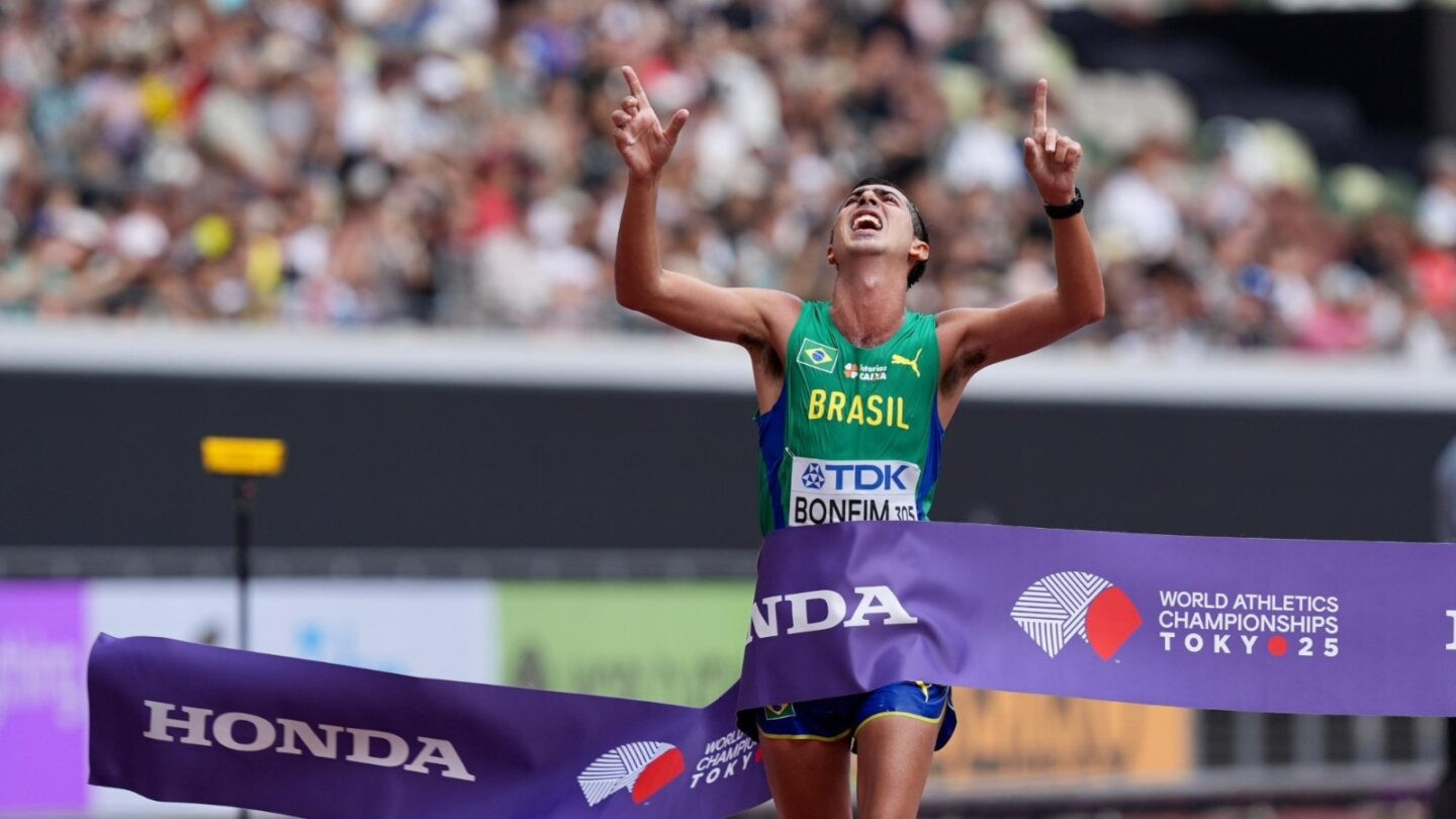 Caio Bonfim cruza a linha de chegada, na marcha atlética, no Mundial de Atletismo, disputado em Tóquio, na primeira posição. - Foto: Fernanda Paradizo/CBAt