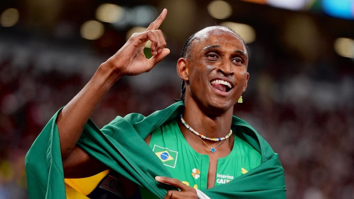 Alison dos Santos ganha mais uma medalha: prata no Mundial de Tóquio, nos 400 m com barreiras. - Foto: Fernanda Paradizo/CBAt