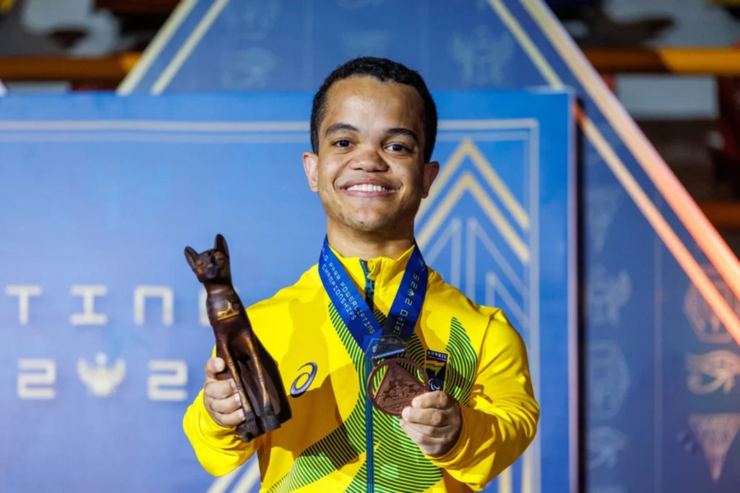 O mineiro Marco Túlio exibe medalha de bronze durante pódio no Mundial de Cairo | Foto: Alessandra Cabral / CPB