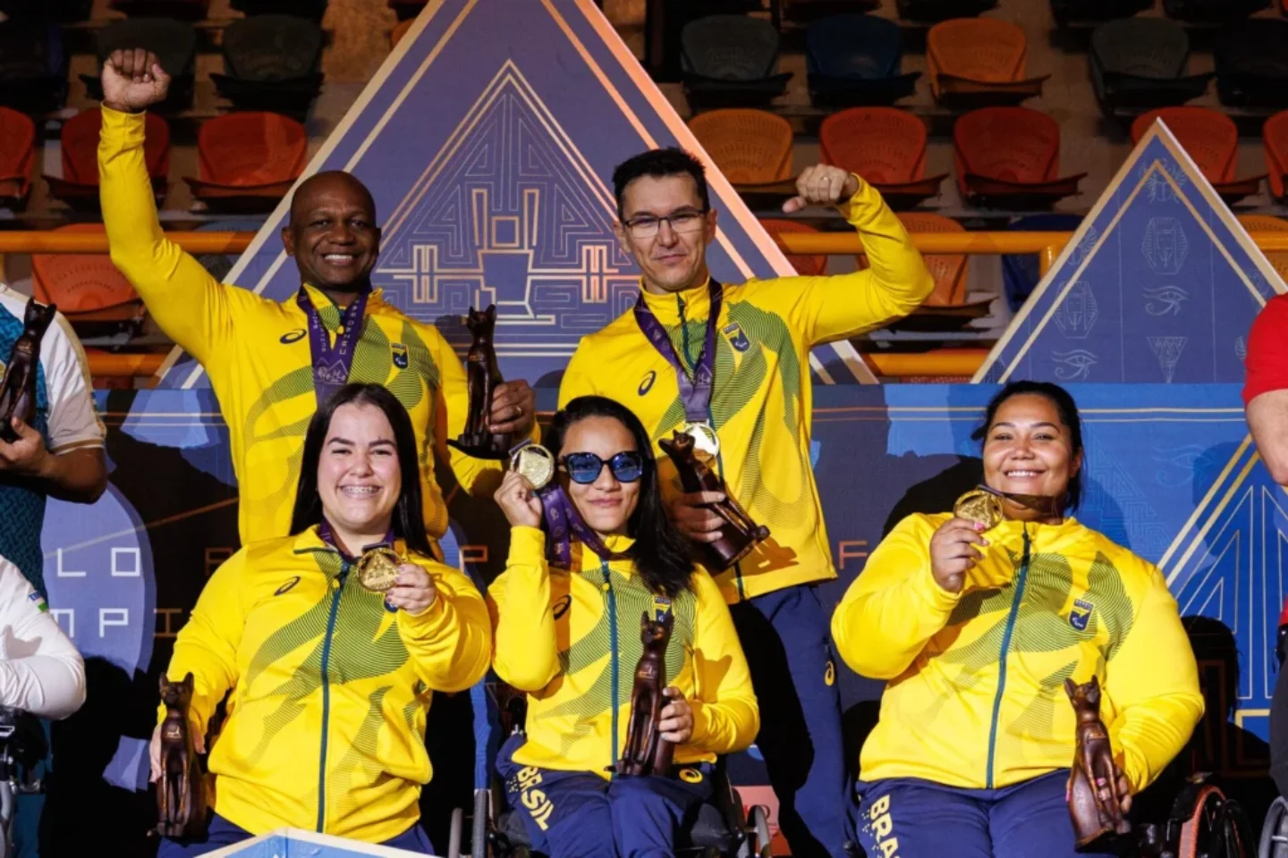 Equipe feminina do Brasil, com Mariana D’Andrea, Lara Lima e Tayana Medeiros, posa para foto com medalhas em pódio em Cairo | Foto: Alessandra Cabral / CPB