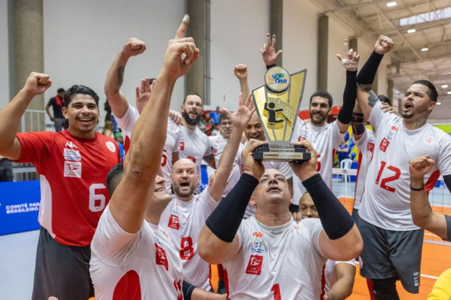 Atletas do Paulistano-SP comemoram bicampeonato Brasileiro de vôlei sentado | Foto: Alessandra Cabral/CPB