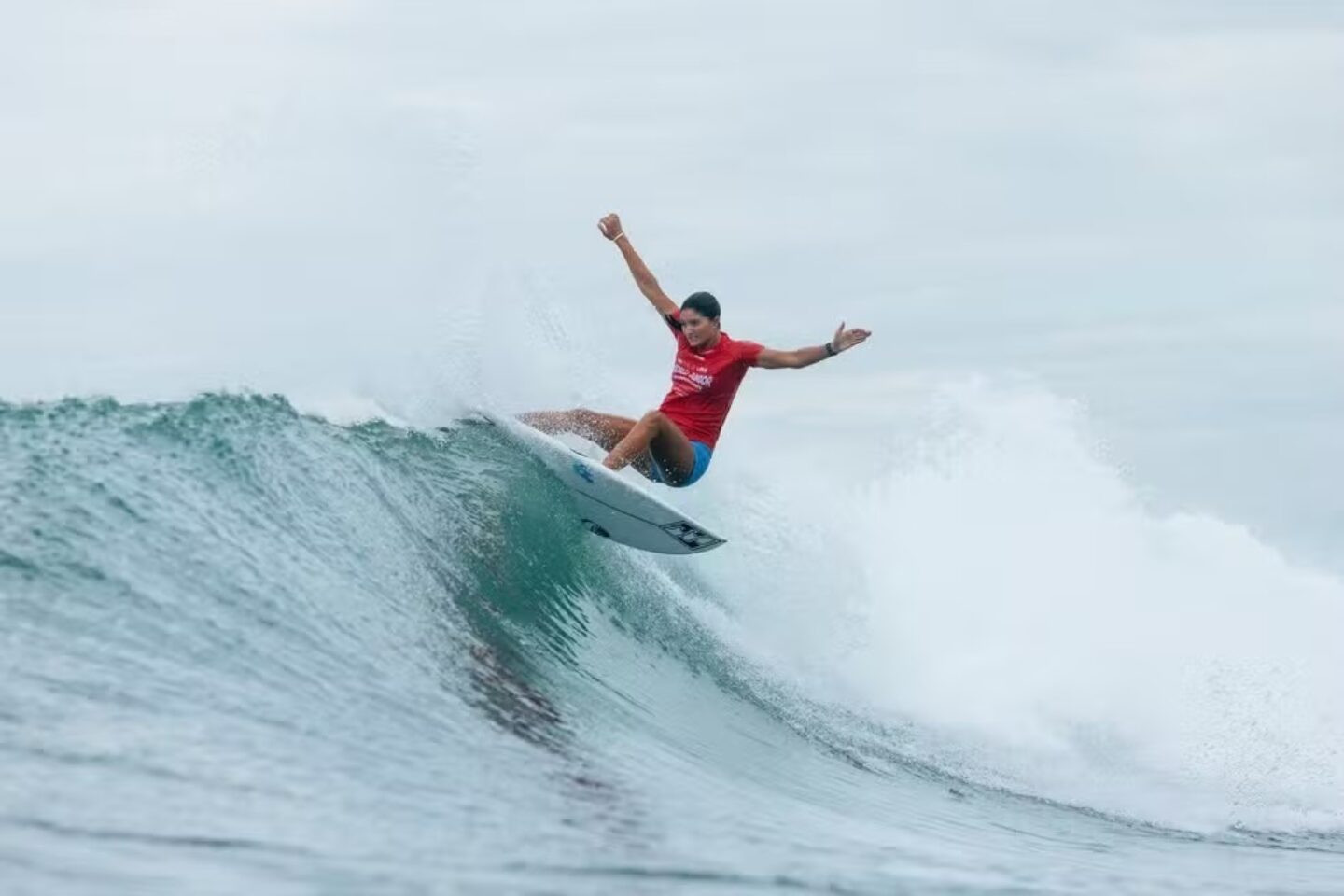 Luana Silva em ação no Mundial Pro Junior. - Foto: Cait Miers/WSL