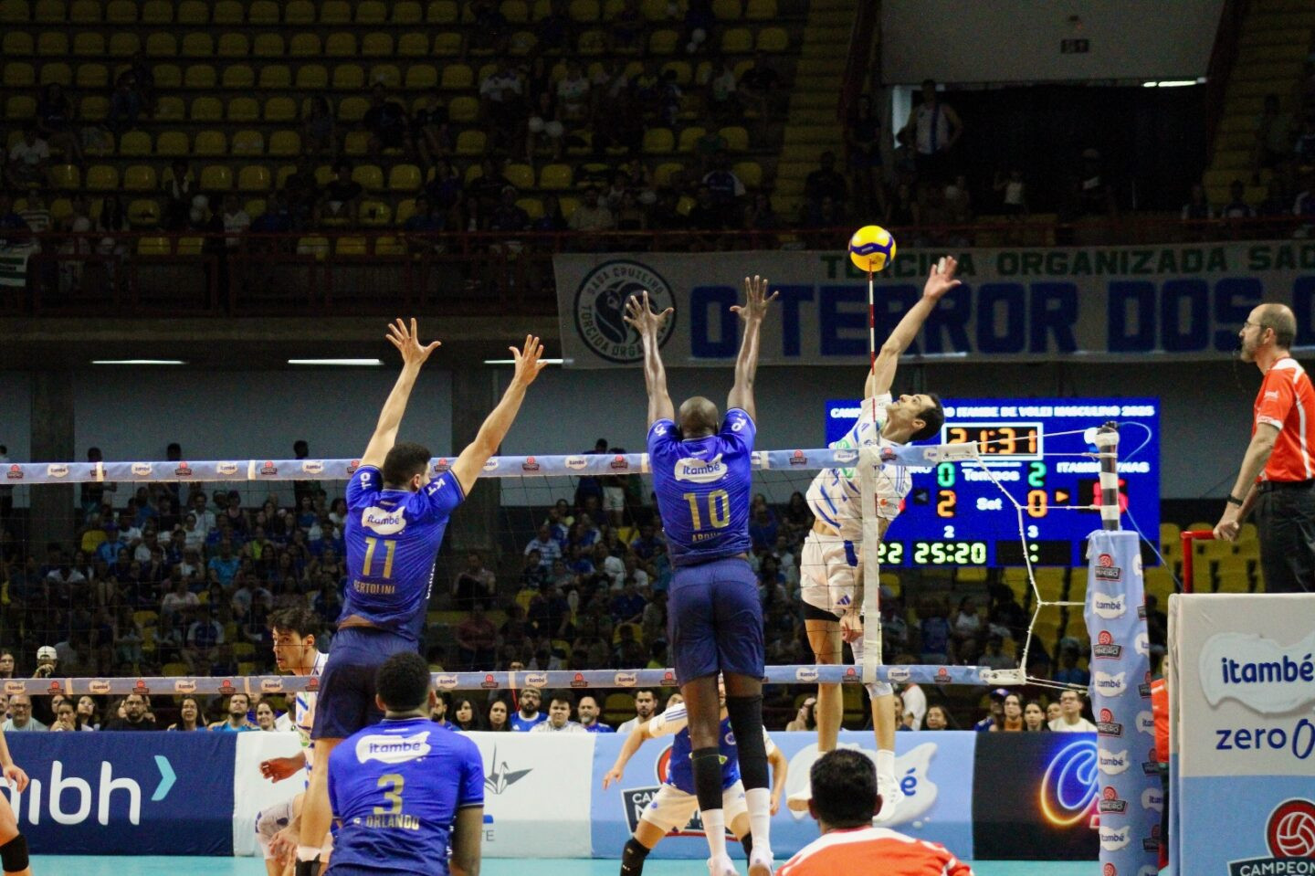Equipes se enfrentaram no Mineirinho, pelo título Mineiro deste ano. - Foto: Renê Amado
