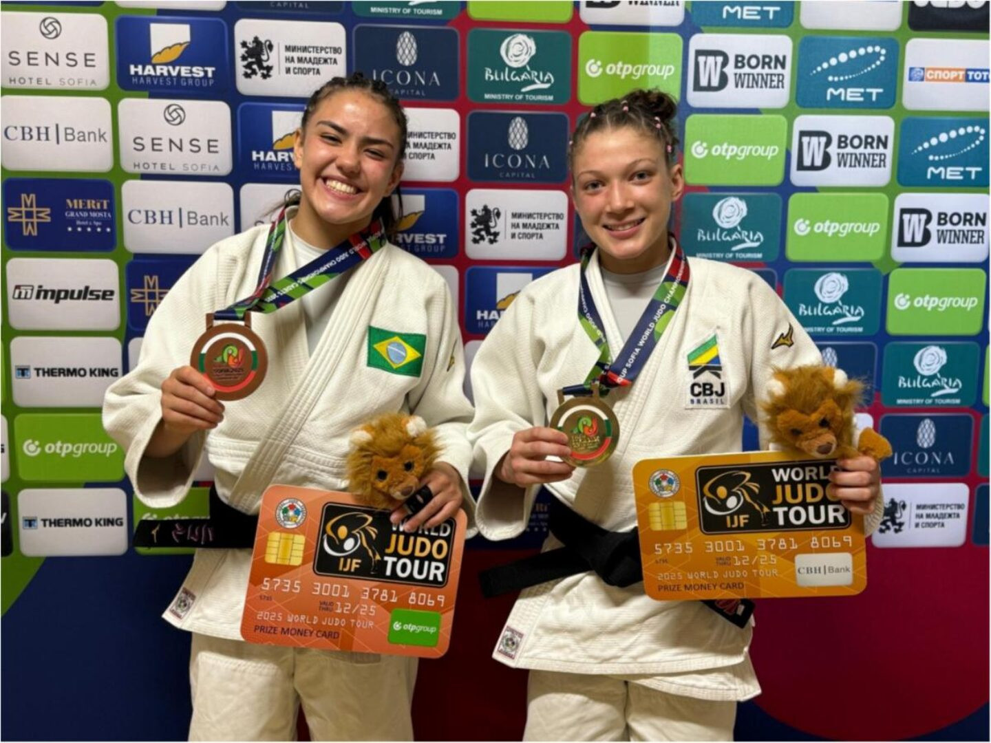 Nicole e Clarice, medalhistas brasileiras do dia no Mundial Cadete de Judô. Foto: Beatriz Riscado/CBJ