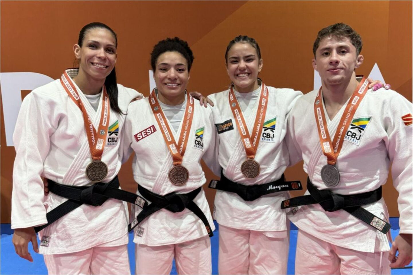 Delegação Brasileira exibe medalhas conquistadas. - Foto: Maicon Maia/CBJ