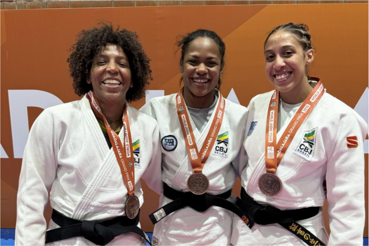 Brasileiras exibem medalhas conquistadas no dia de hoje.