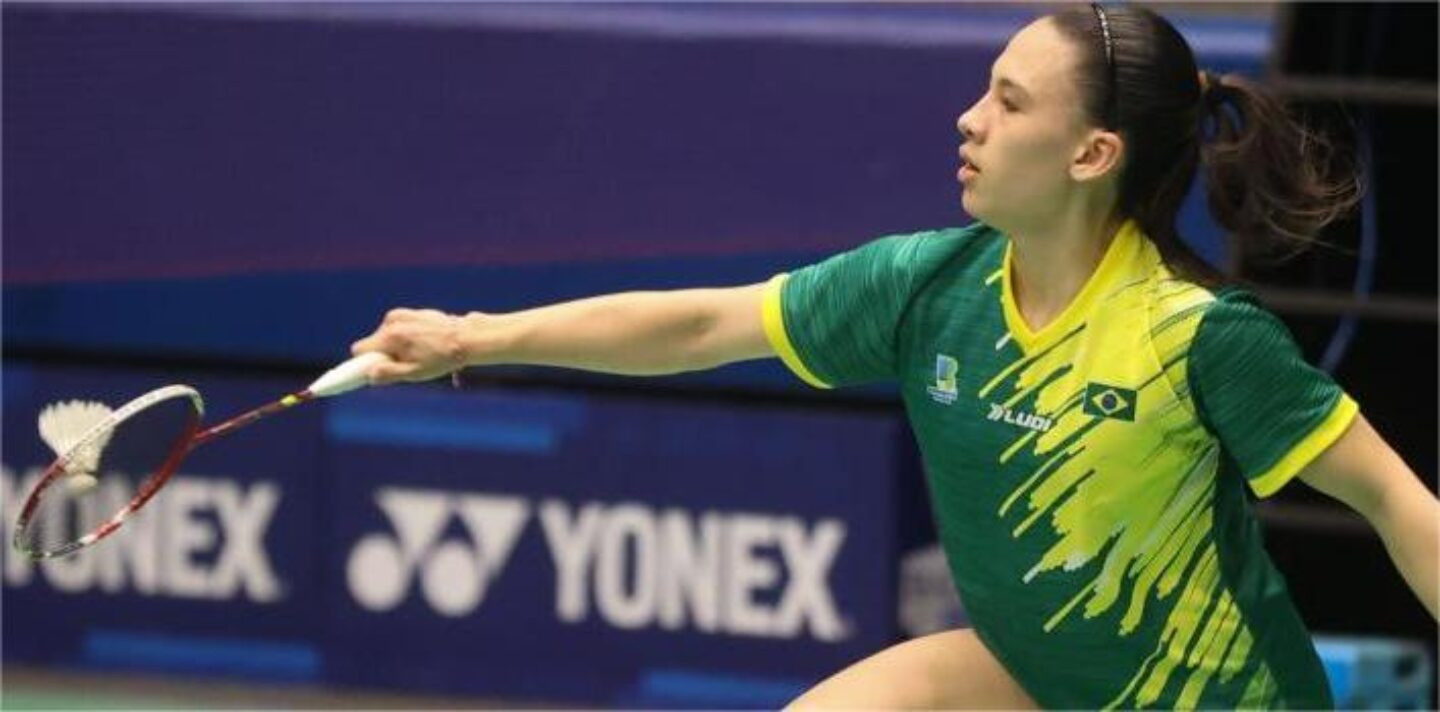 Jogadora brasileira rebatendo a peteca de badminton