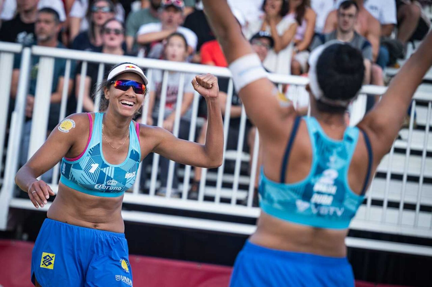 Ana Patrícia e Duda Comemoram vitória na disputa pelo bronze.