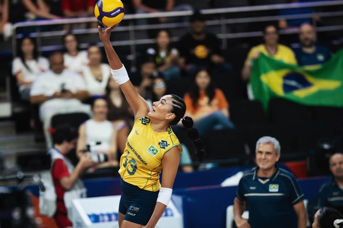 Tainara em ação na VNL 2026 - Foto: Reprodução FIVB