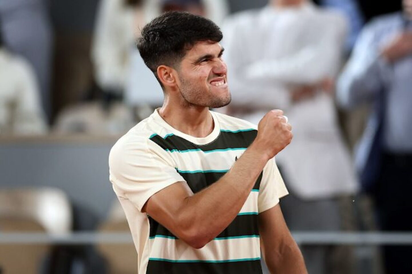 Carlos Alcaraz avança para a semifinal de RG 2025. (Foto: Reprodução/X)