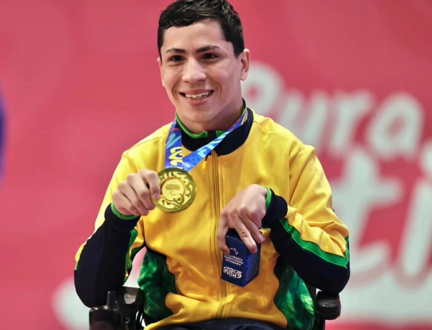 O atleta da bocha Eduardo Vasconcelos celebra ouro que conquistou no Parapan de Jovens de Santiago 2025 | Foto: Carol Coelho/CPB